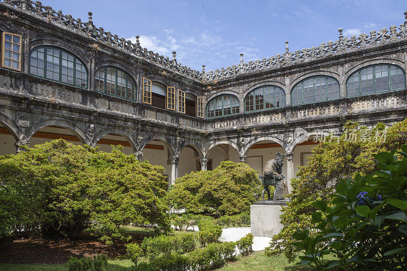 Monument Gallaecia Fvlget，圣地亚哥德孔波斯特拉大学创始人，位于参议院德尔帕拉西奥德丰塞卡